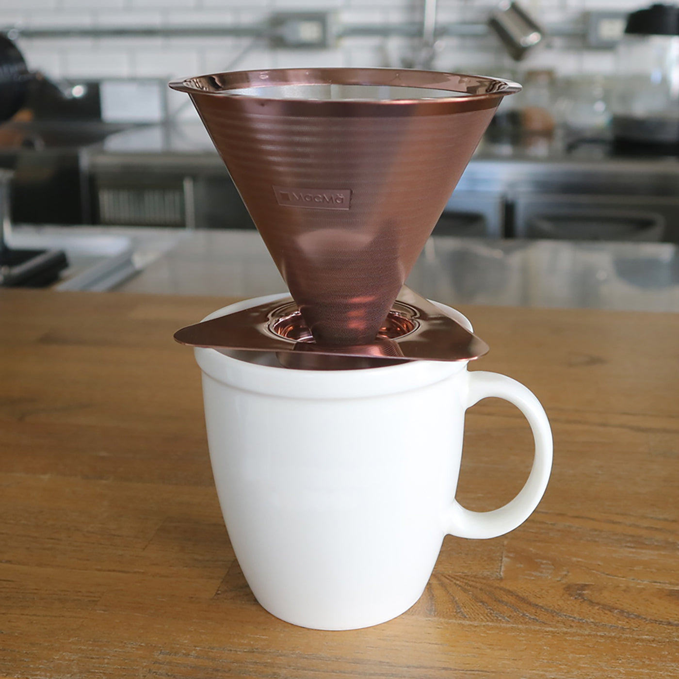 マグカップにのせたコーヒードリッパー
