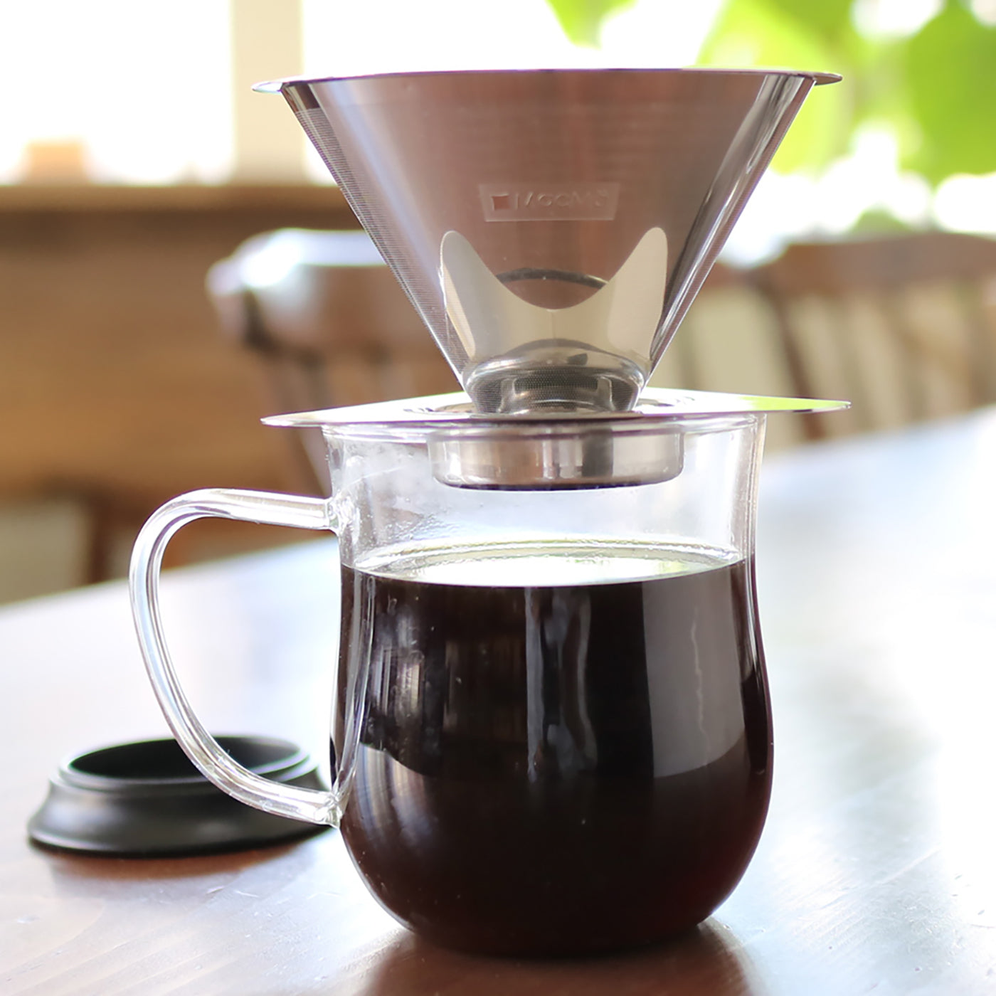マグカップにのせたコーヒードリッパー