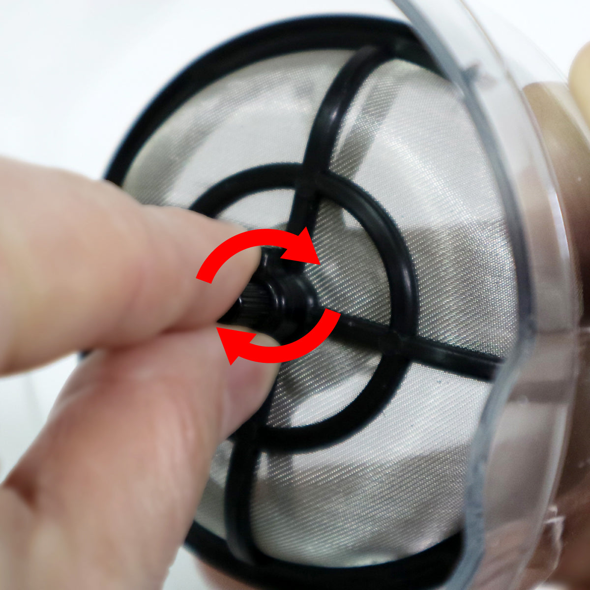 フィルターのネジを閉める様子