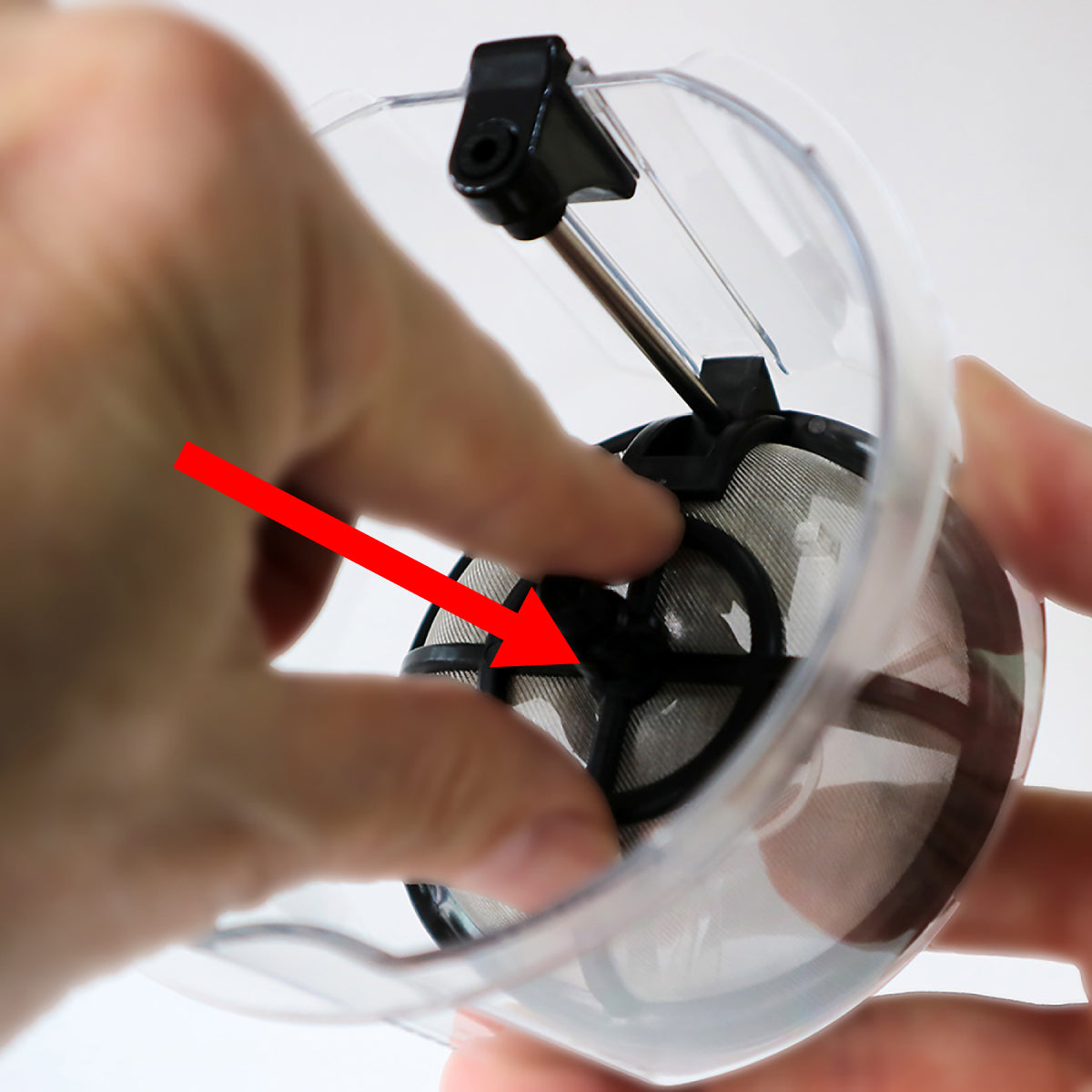 フィルターを押し込む様子