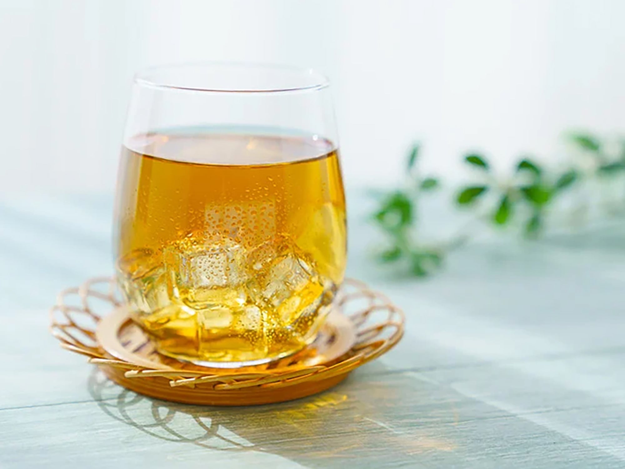 グラスにいれた冷たい麦茶