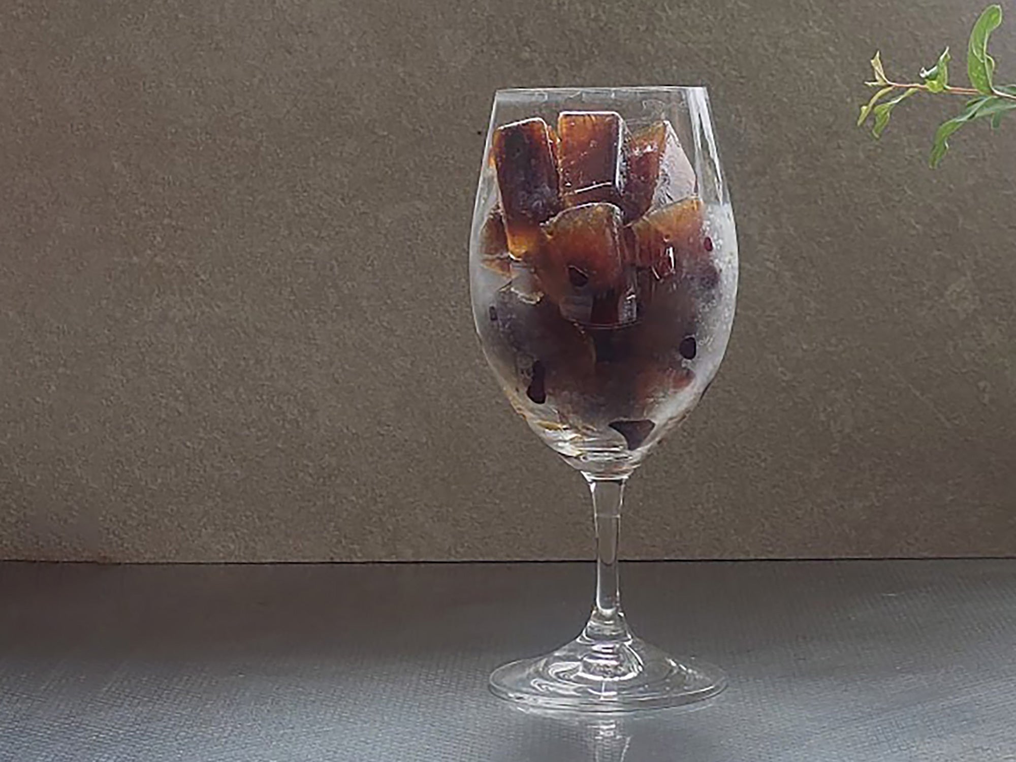 ワイングラスにいれた氷コーヒー