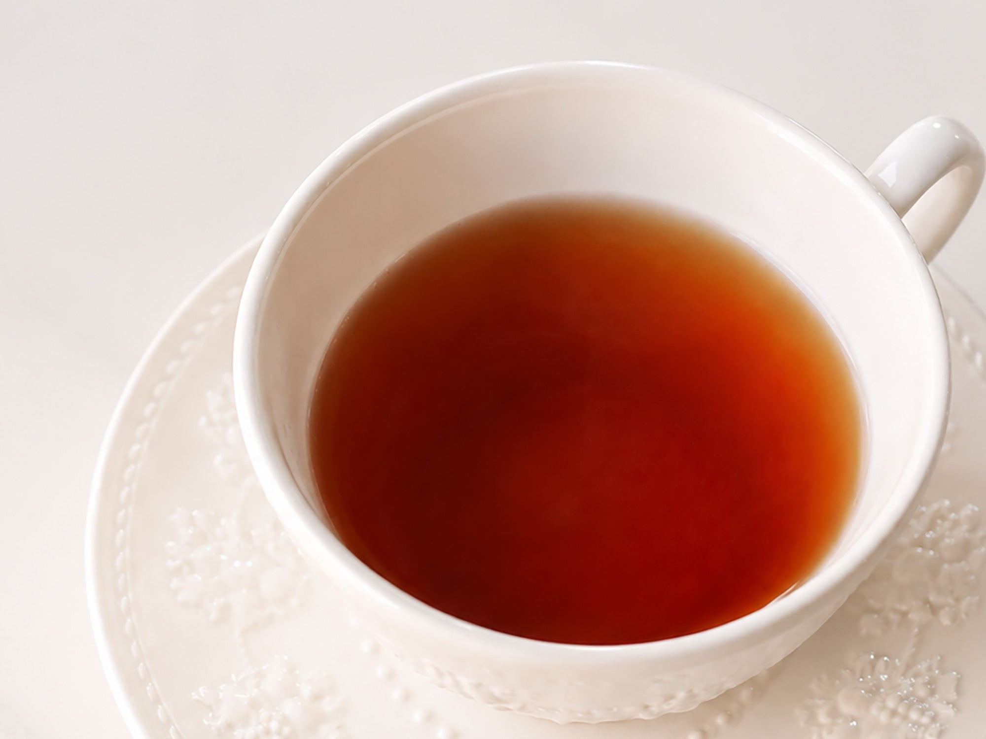 紅茶をいれた白いカップとソーサー